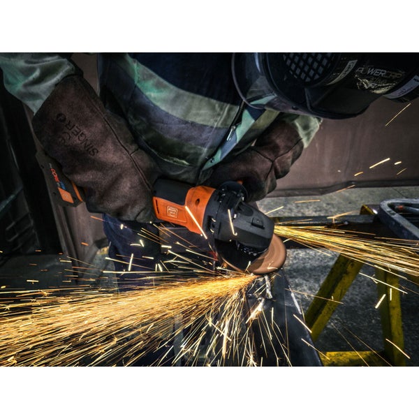 Bauarbeiter mit Schutzhelm und Brille schneidet eine Stahlbewehrung mit einem akkubetriebenen Winkelschleifer auf einer Baustelle.
