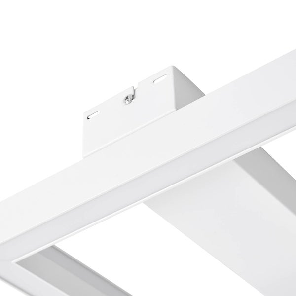 Nahaufnahme einer weißen LED-Deckenleuchte mit Montagesockel und quadratischem Rahmen.