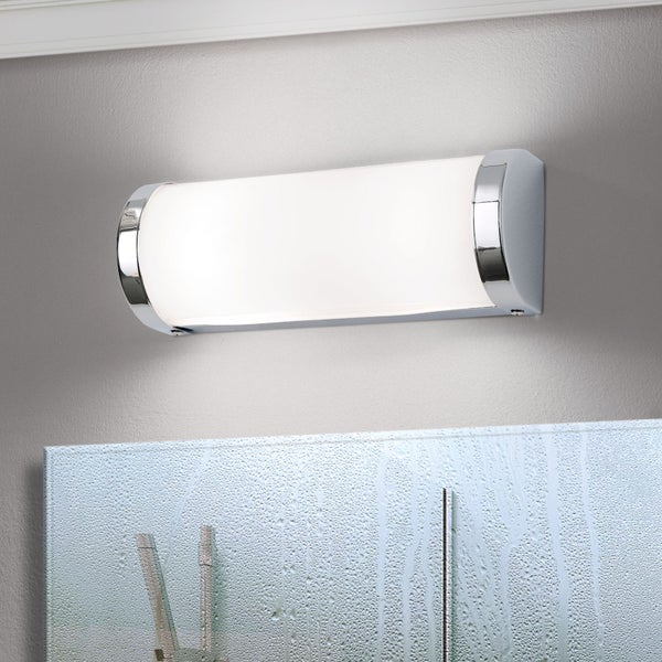 Moderne Wandleuchte fuer das Badezimmer in halbrunder Form mit verchromten Elementen und satiniertem Leuchtmittel.
