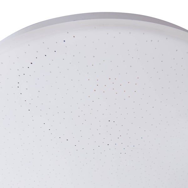 Detailansicht einer runden weißen Deckenleuchte mit Sternenhimmel-Effekt und funkelnden Punkten auf der Abdeckung.