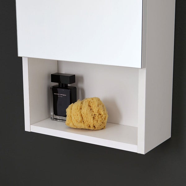 Weißer Badspiegelschrank mit offenem Fach, in dem ein Parfümflakon und ein Naturschwamm stehen.