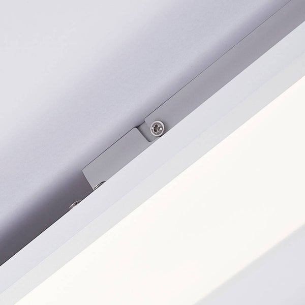 Nahaufnahme des Rahmens einer Leuchte mit sichtbarer Montageschraube.