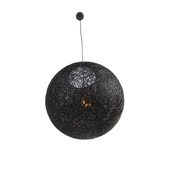Pendelleuchte in Kugelform aus schwarzem Geflecht mit sichtbarem Leuchtmittel.