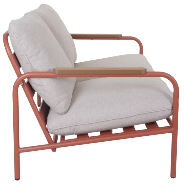 Gartensofa für zwei Personen mit Metallgestell, Holzarmlehnen und Sitzkissen.