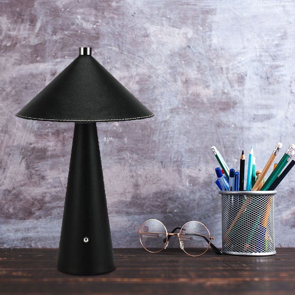 Schwarze Tischleuchte aus Leder auf einem Schreibtisch