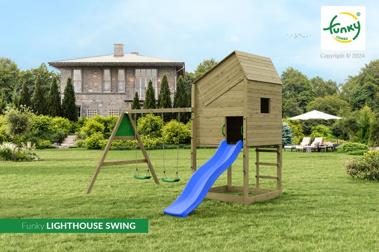 Spielturm aus Holz mit blauer Wellenrutsche, zwei grünen Schaukeln und Kletterleiter in einem weitläufigen Garten. Funky Combo Logo.