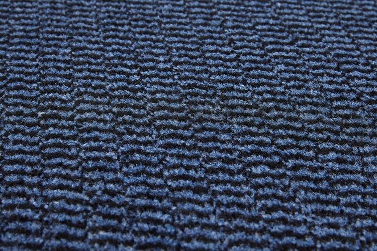 Nahaufnahme eines blauen Teppichs mit horizontalen Streifen