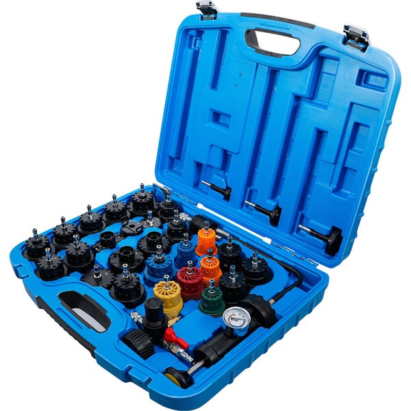Kühlmittel-Druckprüfer-Set in einem blauen Werkzeugkoffer
