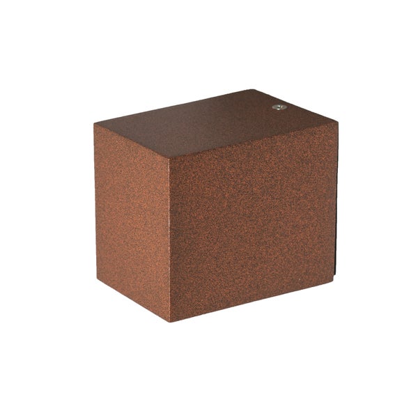 Würfelförmige Wandleuchte für den Außenbereich mit strukturierter Oberfläche in Rostoptik.