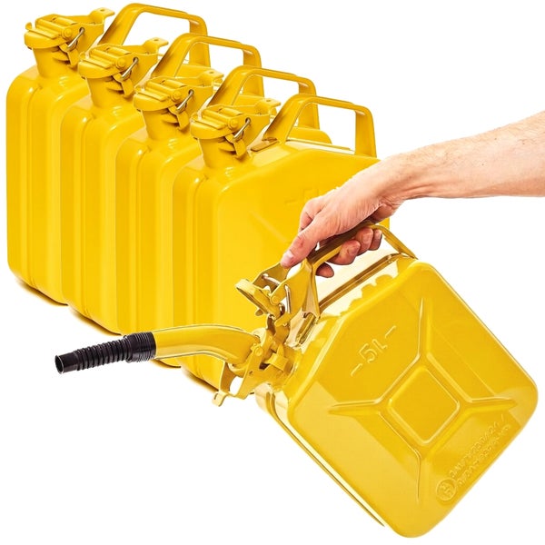 Fünf gelbe Metall-Kraftstoffkanister mit 5 Liter Fassungsvermögen, einer davon mit flexiblem Ausgießer wird von einer Hand gehalten.