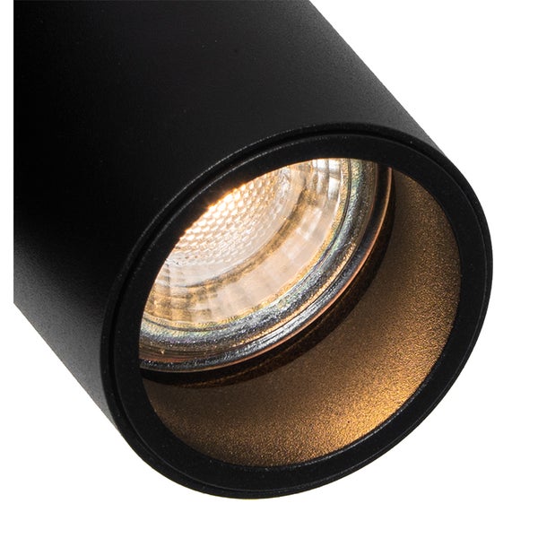 Nahaufnahme einer schwarzen Deckenleuchte mit Leuchtmittel