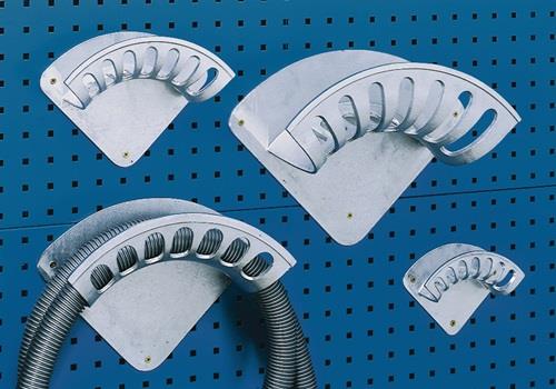 Mehrere Schlauchhalter für Werkstattbedarf an Lochwand