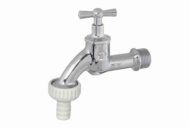 Auslaufventil aus verchromtem Metall mit Kreuzgriff und Schlauchverschraubung aus Kunststoff.