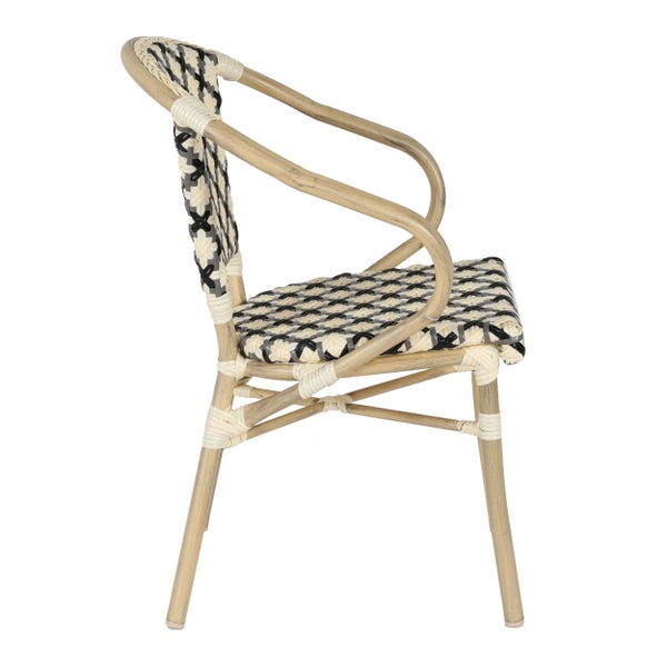 Bistrostuhl mit Armlehnen, Gestell in heller Holzoptik, Sitzfläche und Rückenlehne mit schwarz-weißem Flechtmuster.
