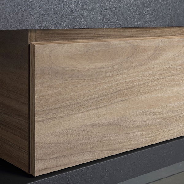 Detailaufnahme eines Unterschranks mit Schublade