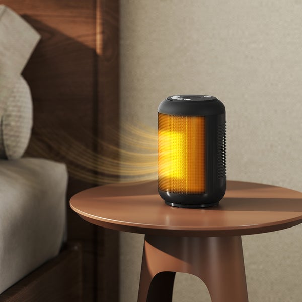 Ein Heizlüfter steht auf einem kleinen Tisch in einem Raum.