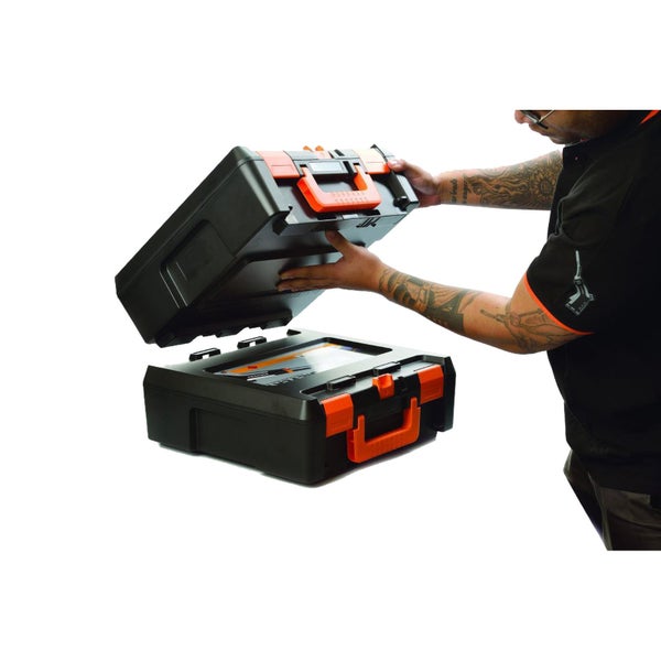 Grauer, rechteckiger Hochflor-Teppich mit weicher Textur.