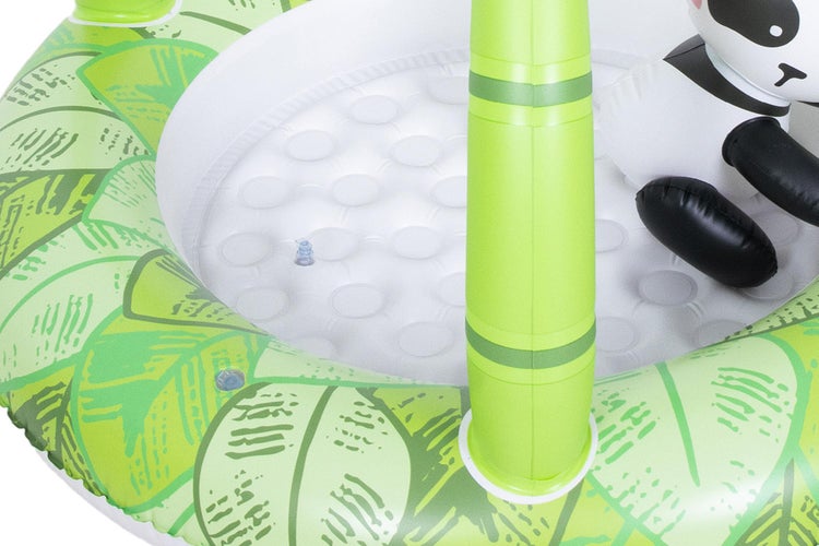 Nahaufnahme eines aufblasbaren Babypools mit gepolstertem Boden, einer aufblasbaren Bambussäule und einer Pandadekorationsfigur.