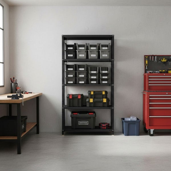 Organisierte Werkstatt mit schwarzem Schwerlastregal, Lagerkästen, Werkzeugkoffern, Holzwerkbank mit Schraubstock und rotem Werkstattwagen.
