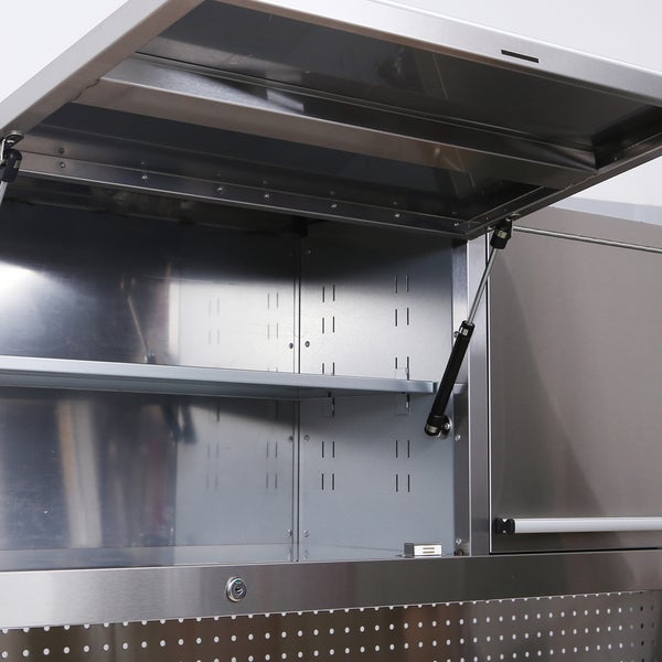 Werkstatteinrichtung mit geöffneter Klappe und Regalboden