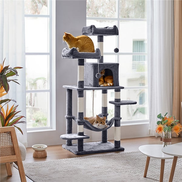 Katzenkratzbaum mit Liegeflächen, Höhle und Hängematte im Wohnzimmer