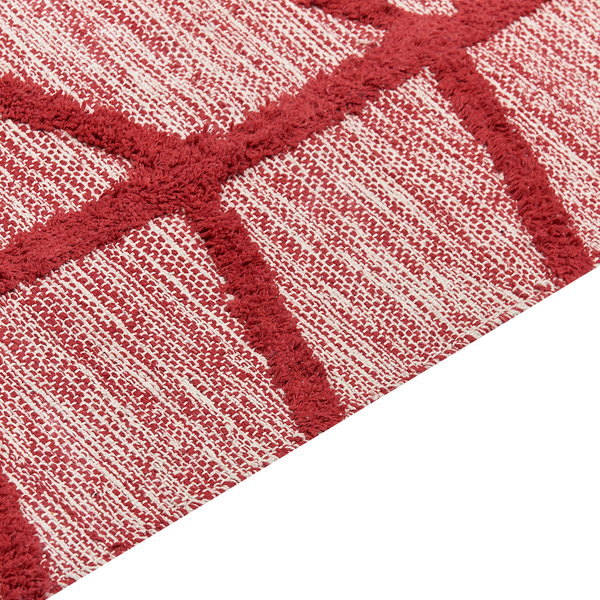 Detailansicht eines rot-weiß gewebten Teppichs mit geometrischem Muster und erhabenen Linien.