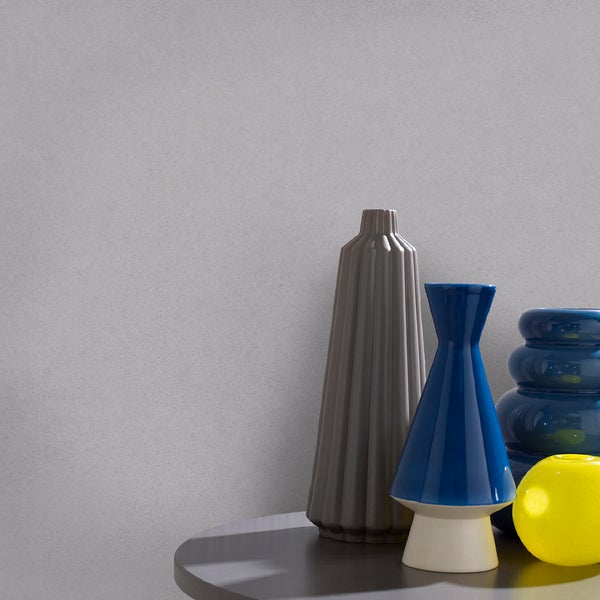 Dekorative Vasen auf einem Tisch