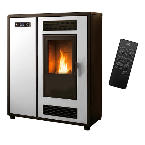 Moderner Pelletofen mit silberfarbenen Frontplatten, Sichtscheibe mit lodernden Flammen, Display und schwarzer Fernbedienung.