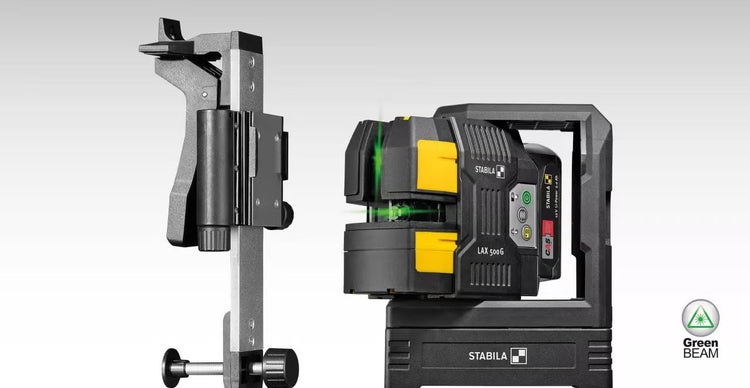Stabila Kreuzlinienlaser LAX 500 G mit Wandhalterung und grüner Lasertechnologie für präzise Nivellierarbeiten im Innenausbau.