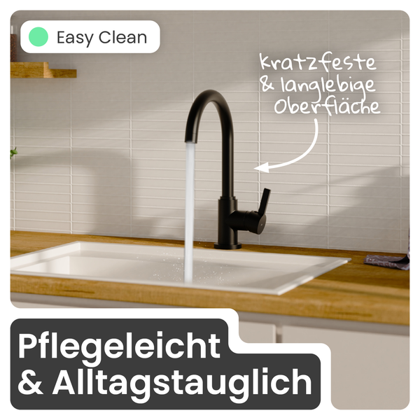 Spültischarmatur mit laufendem Wasser, dargestellt in einer Küchenszene