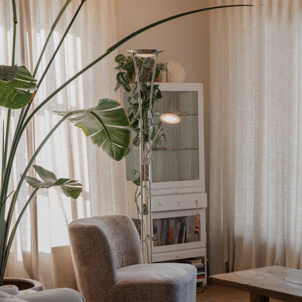 Wohnzimmer mit Zimmerpflanze, Leselampe und Sessel