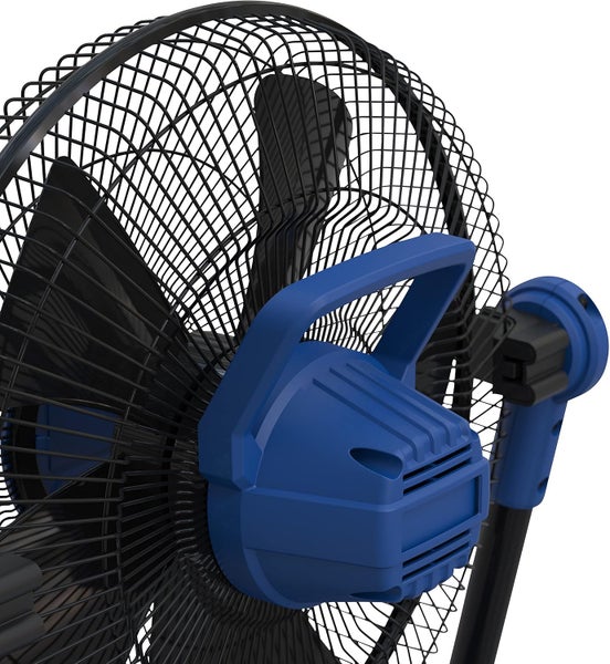 Nahaufnahme der Rückseite eines Ventilators mit Motorgehäuse, integriertem Tragegriff und Drahtschutzgitter.