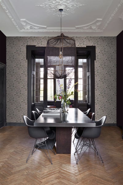 Esszimmer mit Esstisch, Stühlen und dekorativer Hängelampe