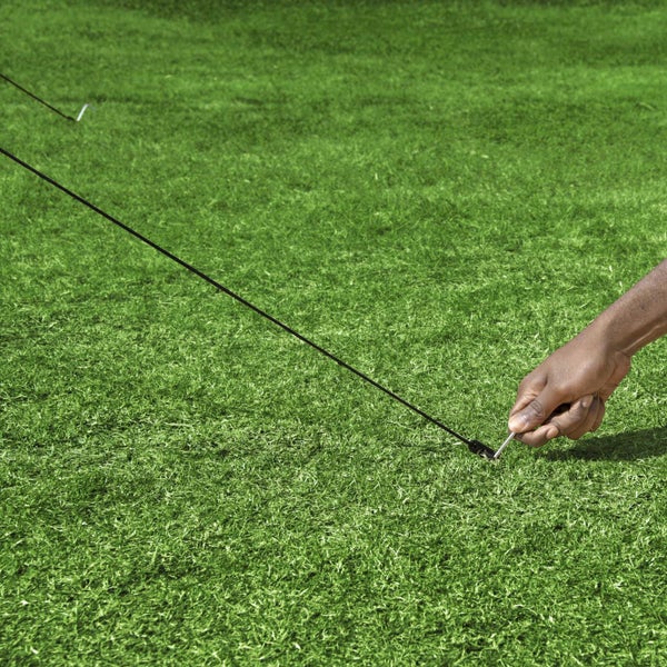 Befestigung eines Zeltherings im Boden mit einer Zeltleine