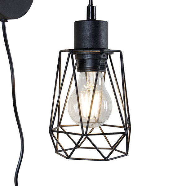 Schwarze Hängelampe mit geometrischem Lampenschirm und Glühbirne