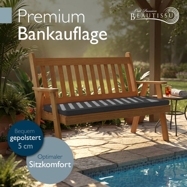 Dunkelgraue Bankauflage auf einer Holzbank am Pool, 5 Zentimeter dick gepolstert für hohen Sitzkomfort. Beautissu Logo.