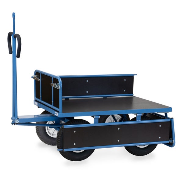 Transportwagen mit blauem Metallrahmen, Holzladefläche, Bordwänden, vier Luftreifen und Deichsel.