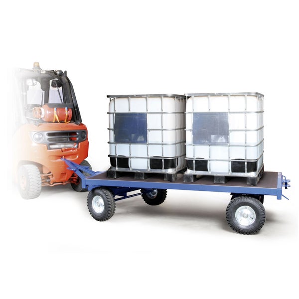 Gabelstapler zieht Anhänger mit zwei IBC Containern
