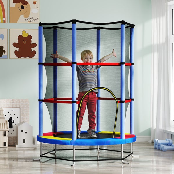 Indoor Trampolin mit Sicherheitsnetz für Kinder in einem hellen Kinderzimmer.
