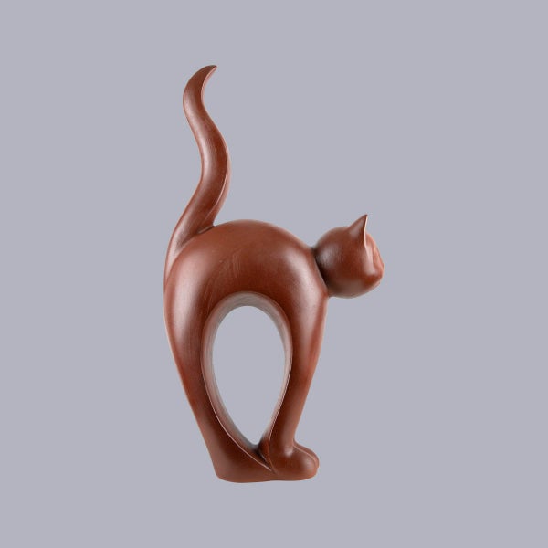 Stilisierte Katzenfigur aus Keramik mit gewölbtem Rücken und langem, geschwungenem Schwanz.