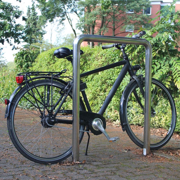 Fahrrad geparkt an einem Fahrradständer