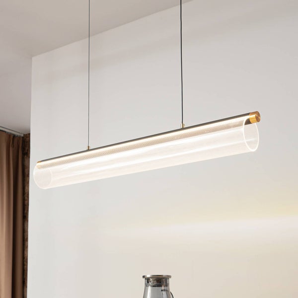 Moderne LED-Pendelleuchte in Röhrenform mit strukturiertem Schirm und goldfarbenen Details.