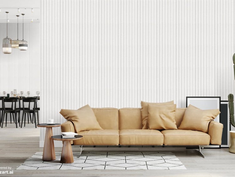 Wohnzimmer mit beigem Ledersofa, zwei kleinen runden Holztischen, gemustertem Teppich und vertikal gestreifter Wandverkleidung.