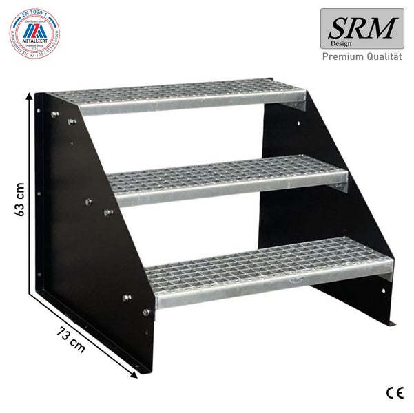 Treppe mit 3 Stufen aus verzinktem Gitterrost und schwarzen Metallwangen, Höhe 63 Zentimeter, Tiefe 73 Zentimeter, SRM Design Logo, CE-Zeichen.