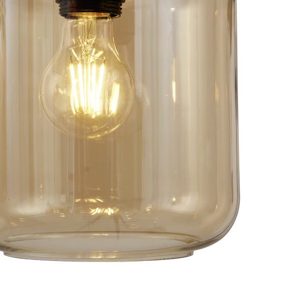 Detailaufnahme einer Glasleuchte mit Glühbirne