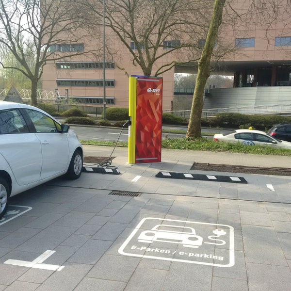 Drei weiße Einbaustrahler mit Zigbee Logo