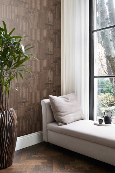 Einrichtungsbeispiel mit Liege, Zimmerpflanze und gemusterter Tapete