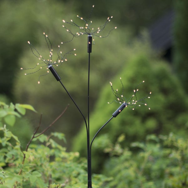 Gartenleuchte mit LED-Lichtern in sternförmiger Anordnung