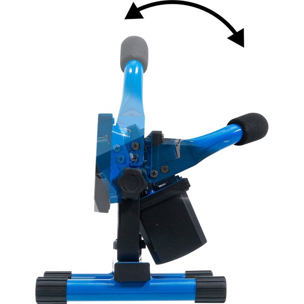 Blauer Baustrahler auf Standfuß, Darstellung der Schwenkfunktion von Lampenkopf und Tragegriff durch ein Pfeilsymbol.