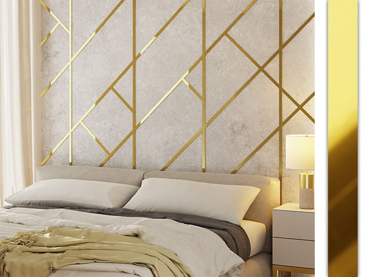 Schlafzimmer mit Wandgestaltung und goldenen Zierleisten